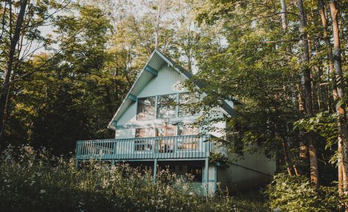 L’extérieur d’une maison de vacances dans une forêt