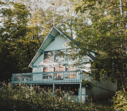 L’extérieur d’une maison de vacances dans une forêt