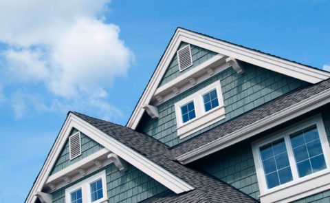 Vue aérienne d’une maison face au ciel