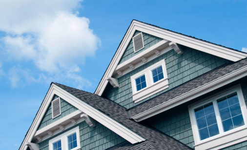 Vue aérienne d’une maison face au ciel