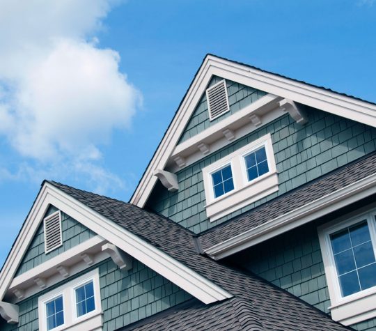 Vue aérienne d’une maison face au ciel