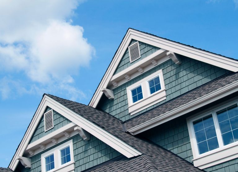 Vue aérienne d’une maison face au ciel
